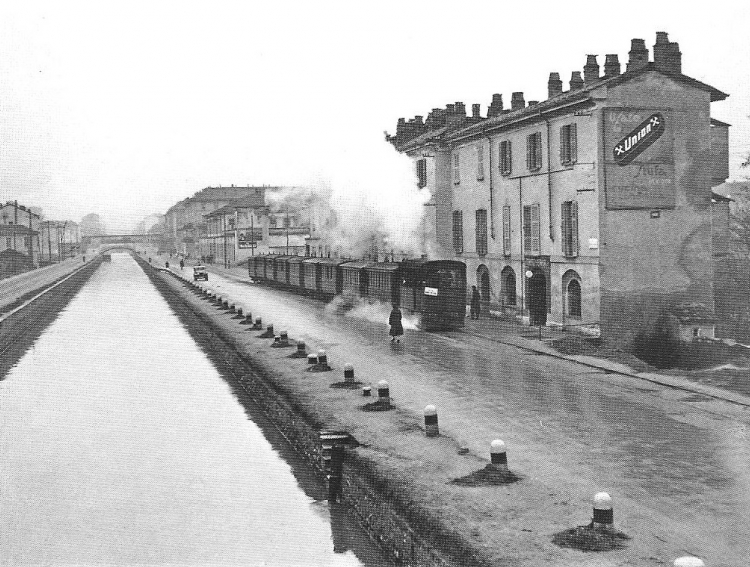 Il Naviglio Pavese lungo la via Ascanio Sforza con il vecchio trenino a vapore della linea di Milano - Pavia, 1935