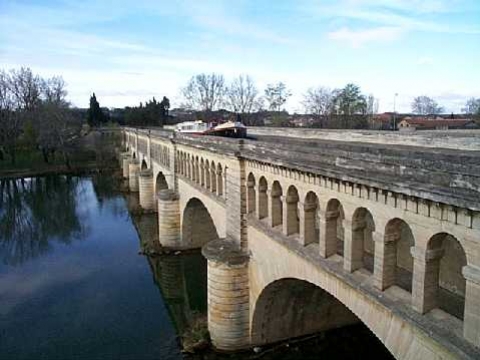 Il ponte-canale di Béziers sopra il fiume Orb - da Wikipedia