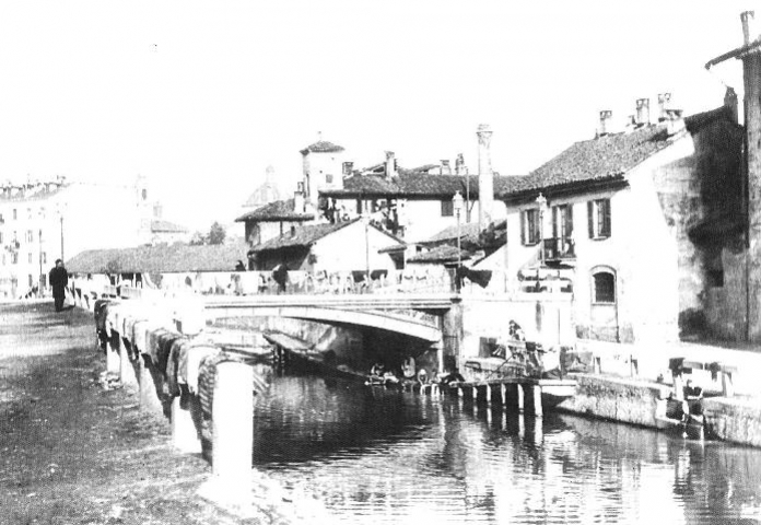 Via della Chiusa - inizio Novecento. Il ponte nella fotografia è quello delle Pioppette. Sullo sfondo, la cupola di San Lorenzo.