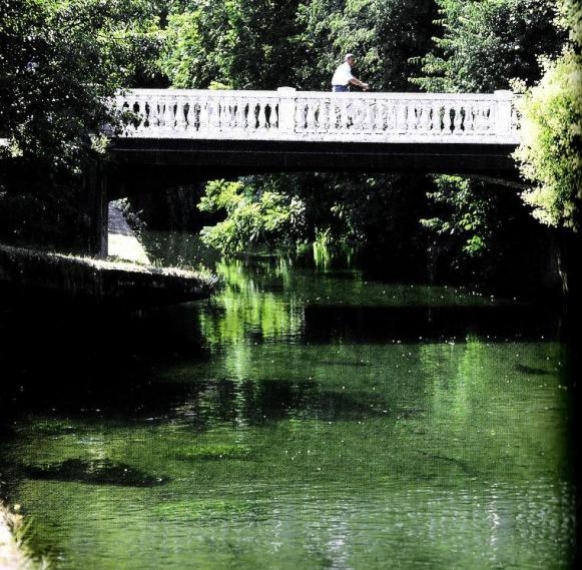 Cernusco sul Naviglio, il ponte vecchio lungo la Martesana nei giardini delle ville Carini e Uboldo