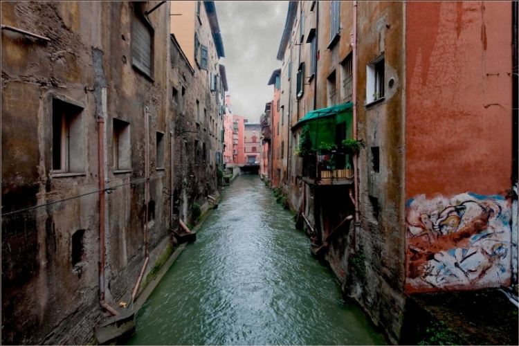 Bologna, canale in via Piella