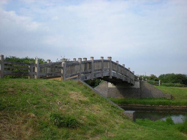 Ponte di legno sul Grand Union Canal a Northolt