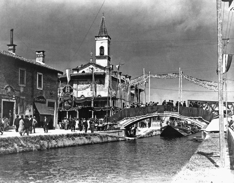 Milano, il Naviglio Grande presso San Cristoforo.