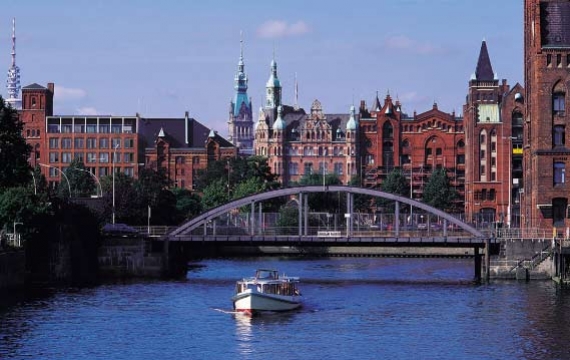 Una panoramica di Amburgo e del ponte Magdeburger. La città è attraversata da una fitta rete di canali chiamati Fleete