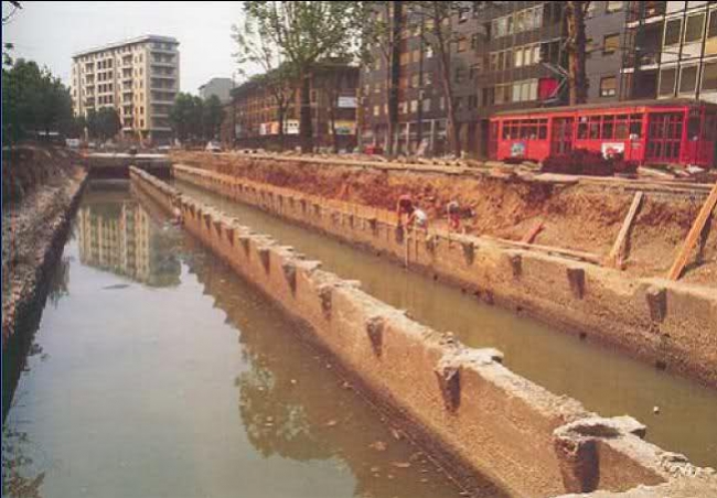 Milano, viale Monte Santo, sotto il selciato stradale le acque del Naviglio Martesana e del Seveso corrono nel cavo Redefossi