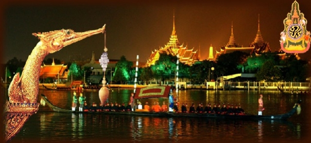 Bankgok, processione in barca lungo il fiume Chao Phraya