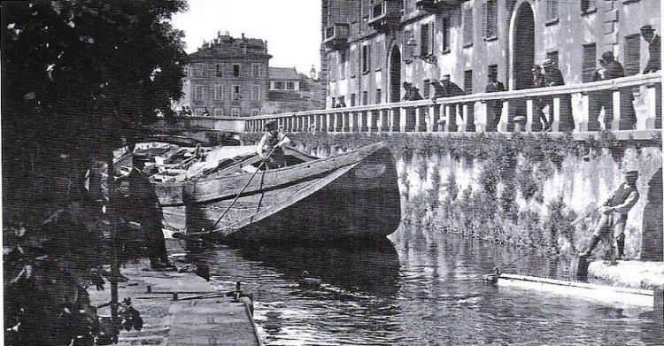 Apertura delle paratie della chiusa in via Senato, 1915