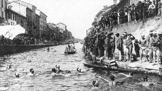 Gara di nuoto nel Naviglio Grande, estate 1913