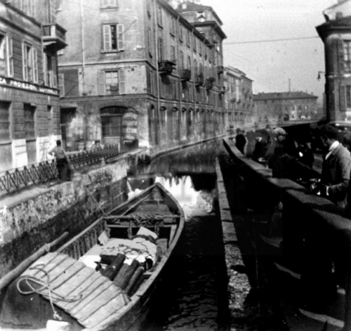 Un barcone attraversa la Conca di San Marco