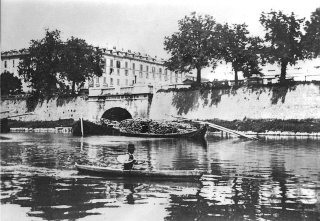 La Darsena, con i bastioni e il ponte del Naviglio di via Vallone, verso la cerchia interna
