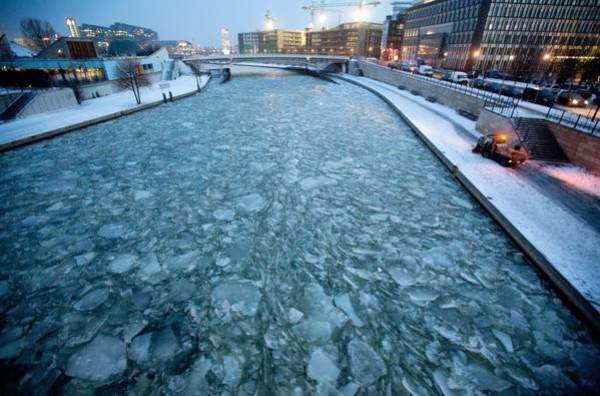 Il fiume Sprea ghiacciato a Berlino