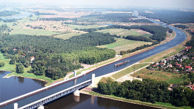 Magdeburg Water Bridge: il canale Elba-Havel e il canale di Mittelland sovrappassano il fiume Elba