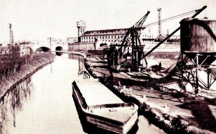 Attracco dove venivano scaricati dalla sabbia i barconi, vicino al ponte di via Rimembranze di Greco. 1951