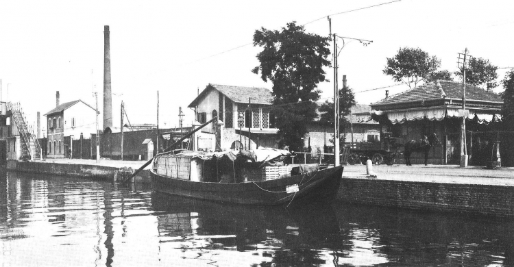 Un barcone sul Naviglio Grande