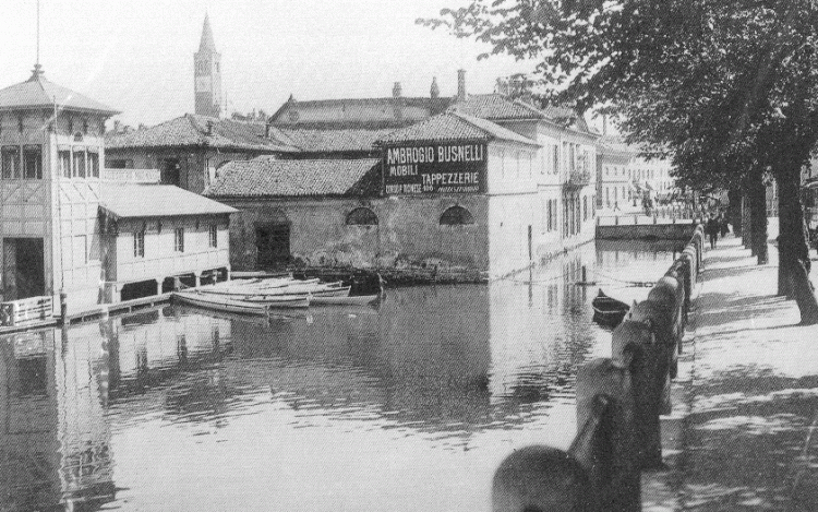 Sede della Canottieri Milano datata 1900 circa. Sulla facciata è visibile una la pubblicità di E. Busnelli Mobili e Tappezzerie.