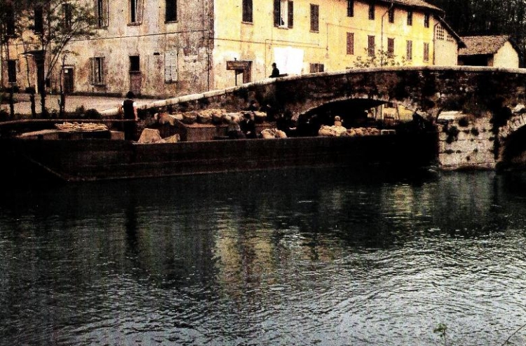 Fotogrammi dal film “L’albero degli zoccoli” di Ermanno Olmi: il barcone che dalla Bergamasca arriva a Milano