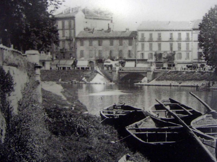 1920 Sullo sfondo il Ponte su Naviglio Grande (Viale Gorizia)