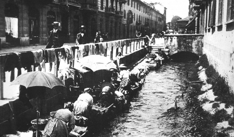 Lavandaie al cavo Ticinello a Porta Ticinese nel primo dopoguerra