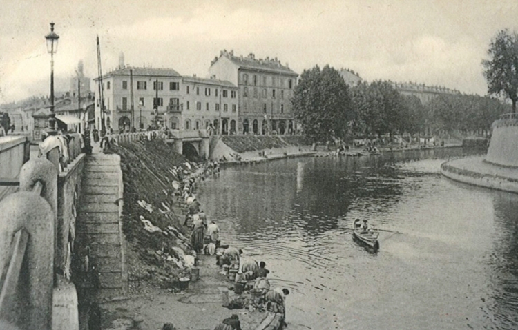 Fotografia della Darsena scattata da Piazza XXVI Maggio. Sulla sinistra viale Gorizia