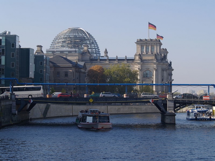 Il fiume Sprea a Berlino, sullo sfondo il Palazzo del Reichstag