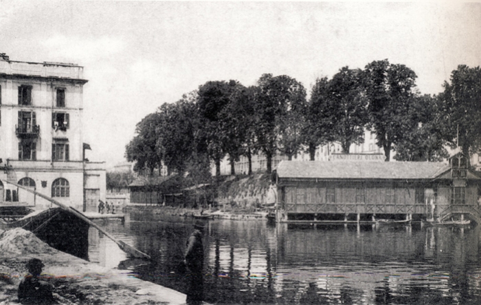 A destra il casotto della Canottieri Olona sito nella Darsena in fondo verso Piazza Cantore 1902