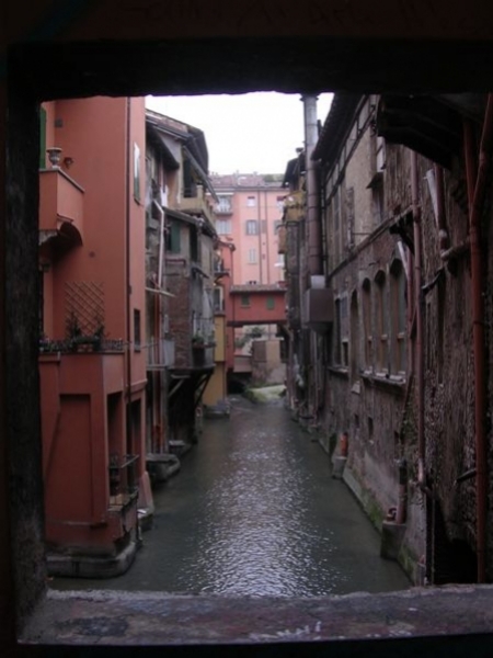 Il Canale delle Moline, dove confluiscono le acque del Canale di Savena e del torrente Aposa, nel centro di Bologna.