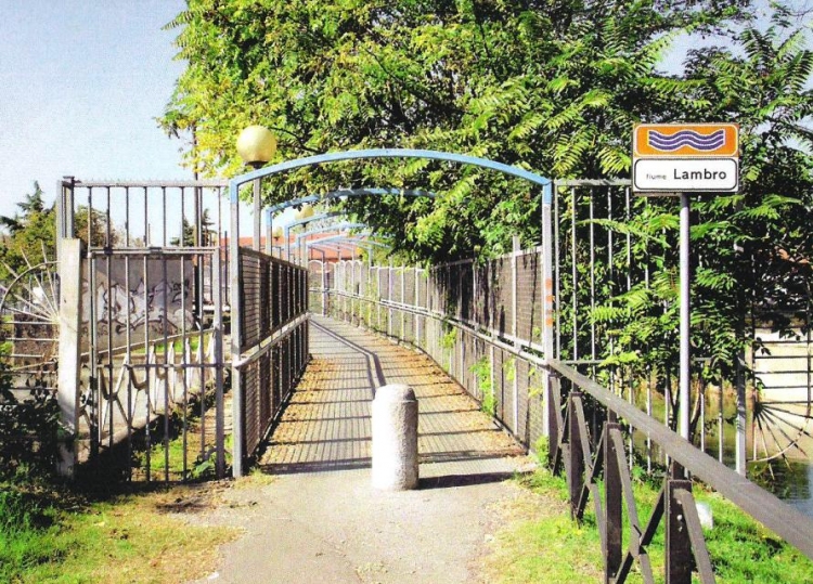 Pista ciclopedonale lungo il Naviglio della Martesana, 2012. Passerella sul Lambro, nel punto in cui mediante un sifone il fiume supera il Martesana a Cologno Monzese.