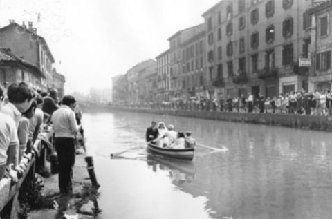 Sposi sul Naviglio grande 1970 - da Foto Milano Sparita (Pagina Facebook)