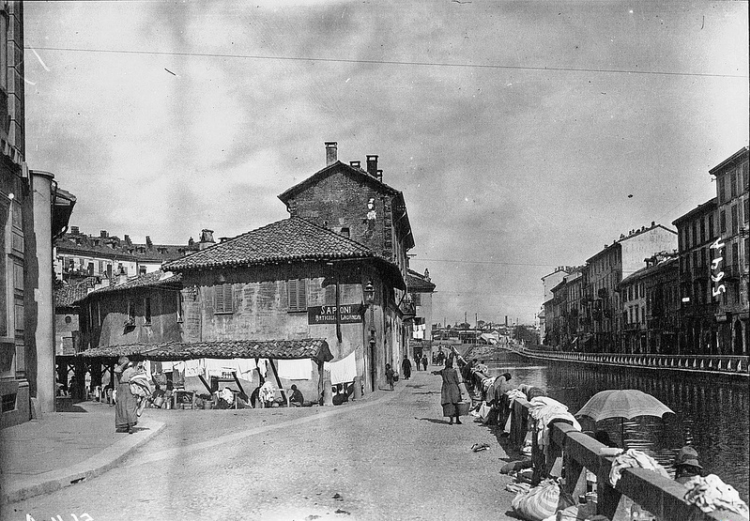 Il Naviglio Grande e vicolo Lavandai