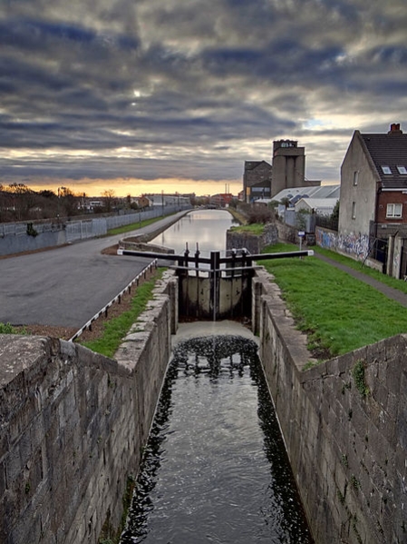 Chiusa sul Royal Canal nei pressi del Vecchio Mulino alla periferia di Dublino