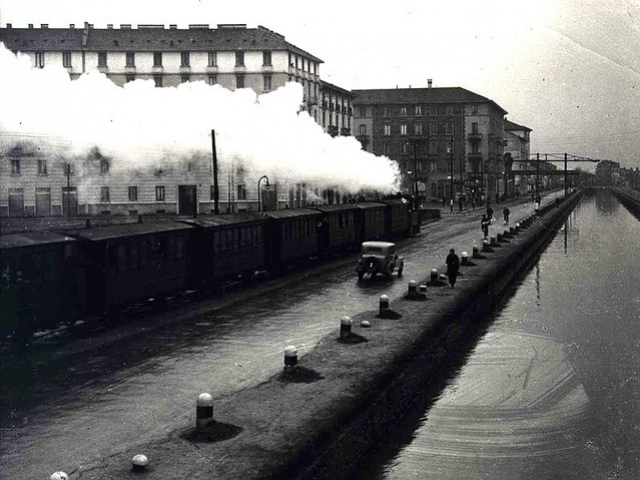 Il Naviglio Pavese nel 1944, con "Il gamba de legn",  la locomotiva a vapore utilizzata nelle prime linee tranviarie interurbane