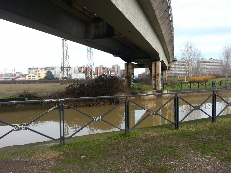 La Martesana sotto il ponte della MM3 per Gessate - Cologno Monzese - 6-01-2014