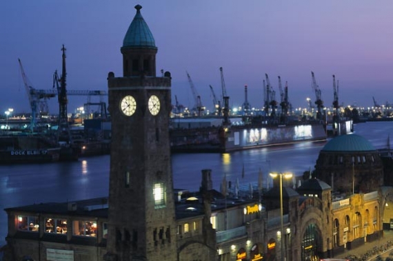 Il porto di Amburgo di notte