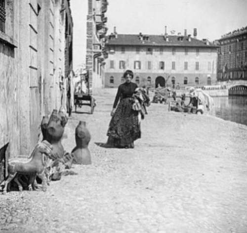 Una modista sul ciglio del laghetto di San Marco